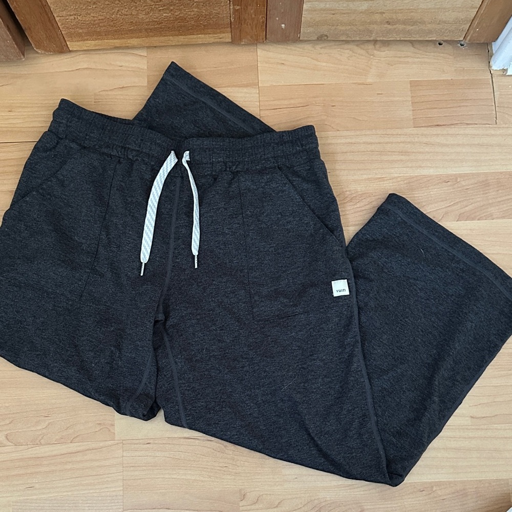vuori Charcoal Gray pjs